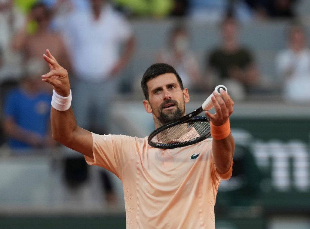 Djokovic through to Roland Garros third round