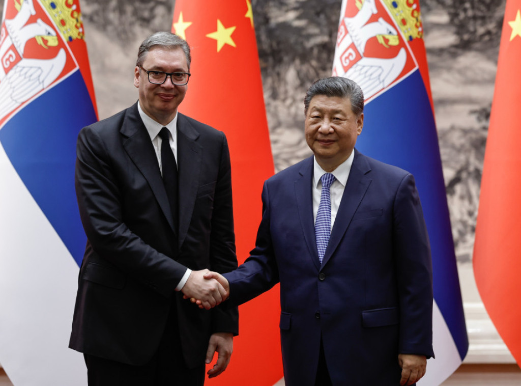 Vučić poklonio Siju staparski ćilim, porcelanski set i sliku Mome Antonovića