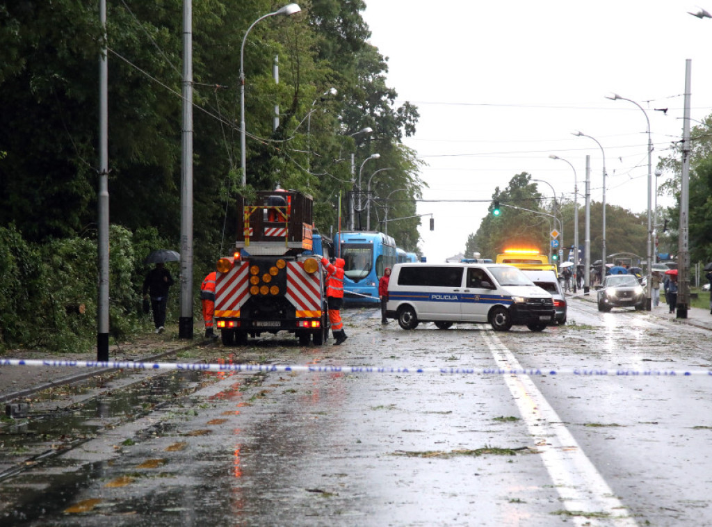 Olujno nevreme praćeno grmljavinom i pljuskovima pogodilo Zagreb