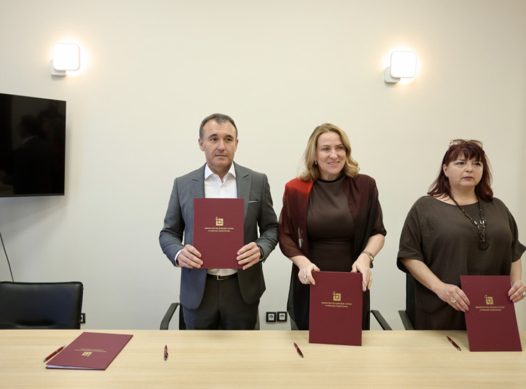 Snežana Paunović potpisala Poseban kolektivni ugovor za državne organe sa sindikatima