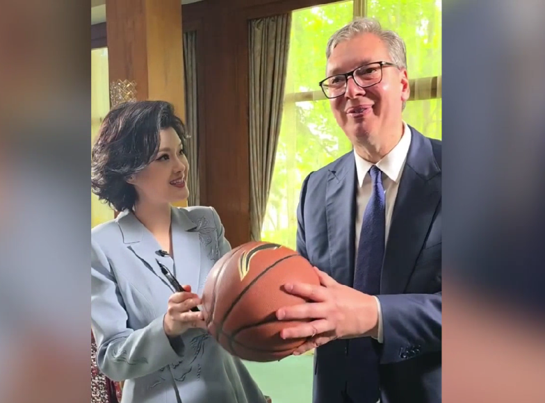 Vučić u Kini ostavio autogram na košarkaškoj lopti sa brojem 577