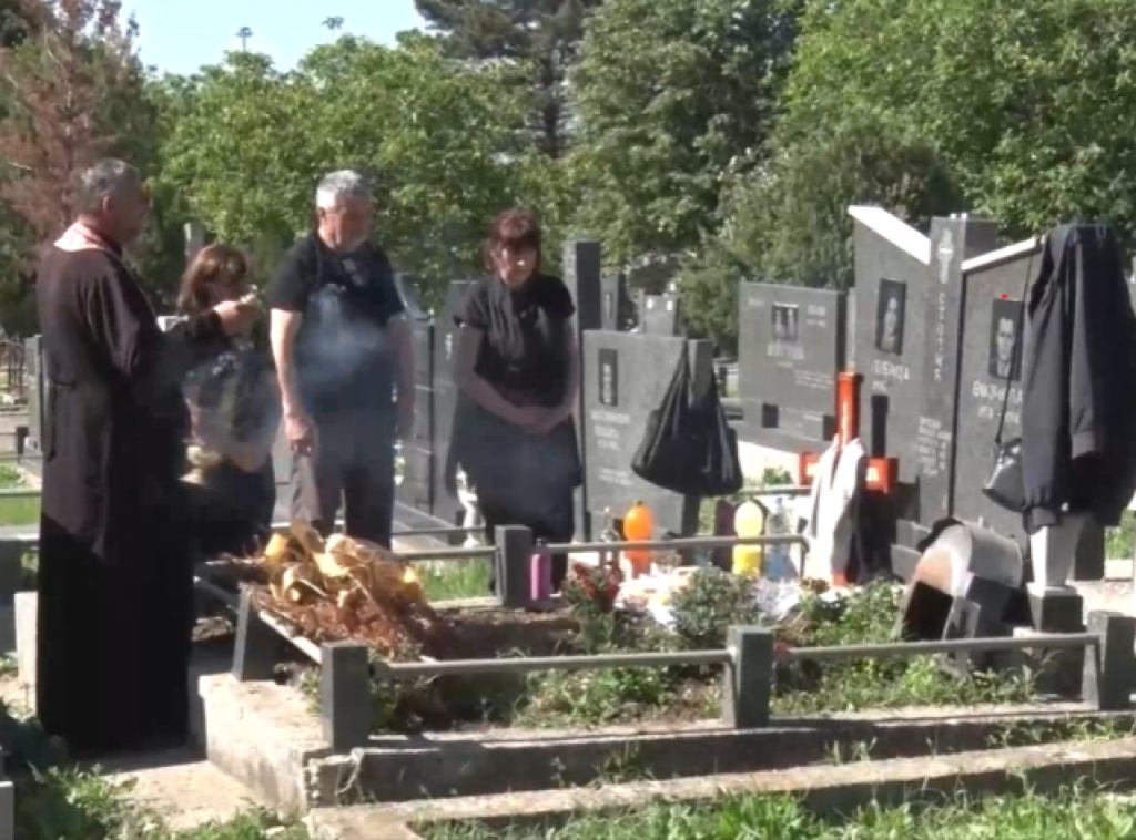Na groblju u Prištini obeležene zadušnice, prištinski paroh pozvao vernike da dođu