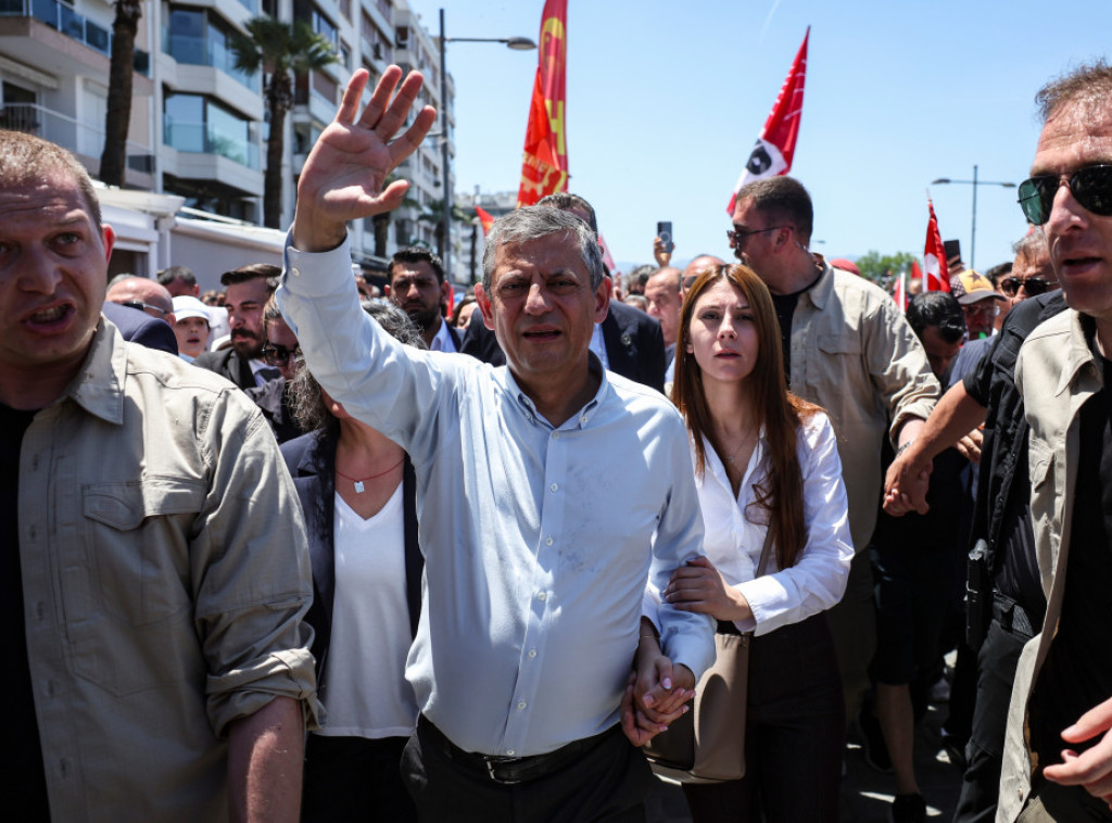 Turska: Smenjeni lider opozicione RHP Ozgur Ozel predvodio demonstracije u Ankari