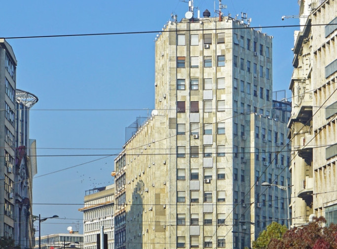 Počelo uklanjanje banera sa Palate Albanija