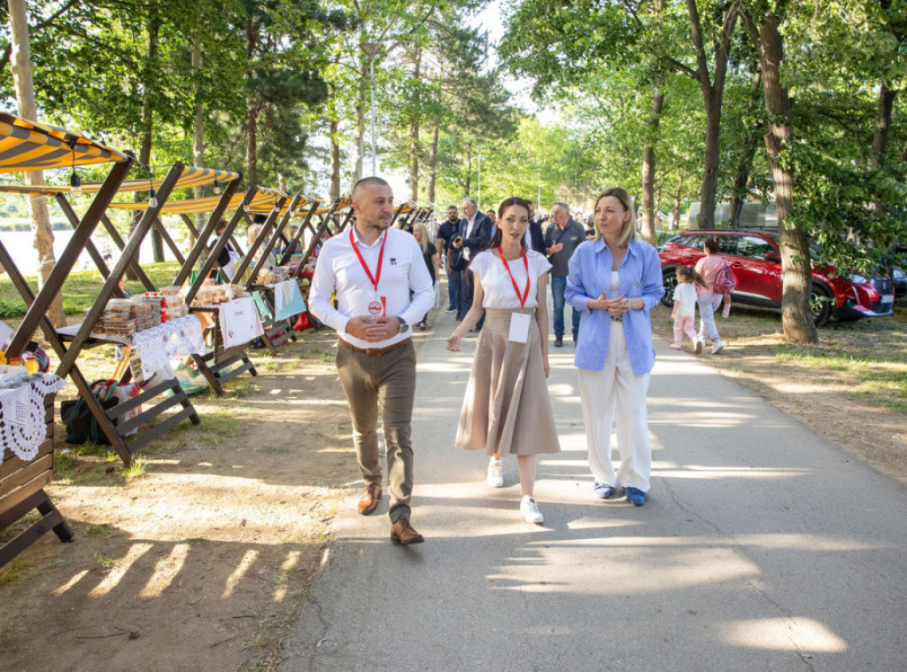 Ministarka Macura na manifestaciji "Dani višnje" u Merošini