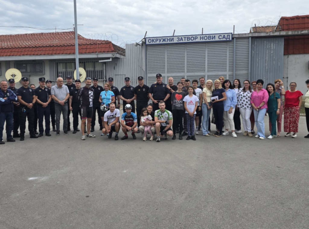 Nadzornik iz Okružnog zatvora u Novom Sadu krenuo biciklom na put radi podizanja svesti o srčanim manama