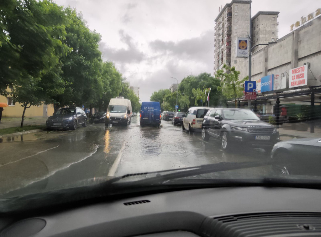 Sarajevo: Nevreme rušilo stabila, jedno palo na taksi vozilo kod Autobuske stanice