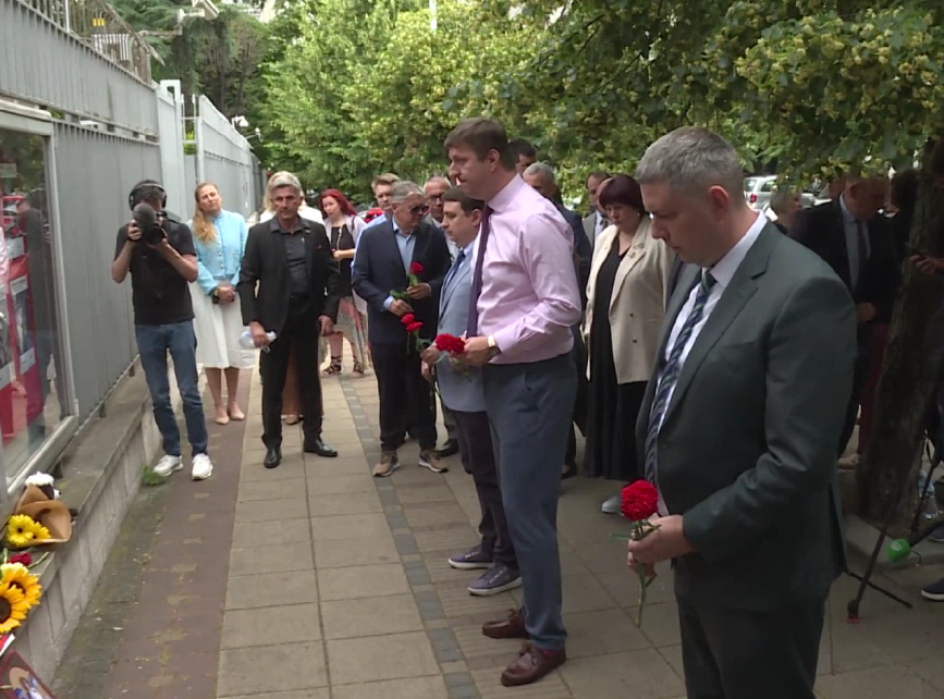 Ispred ruske ambasade u Beogradu održana komemoracija stradalim učenicima u Starobeljsku