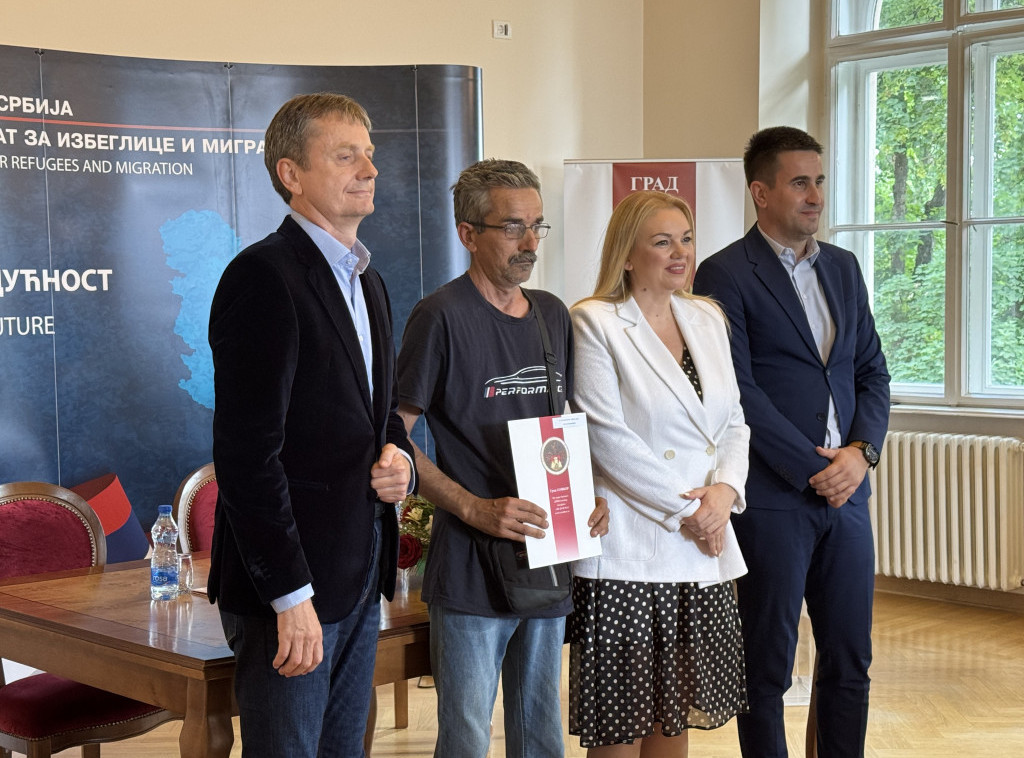 Glišić, Ratković i Stanisavljević uručili stambenu podršku izbegličkim porodicama u Somboru