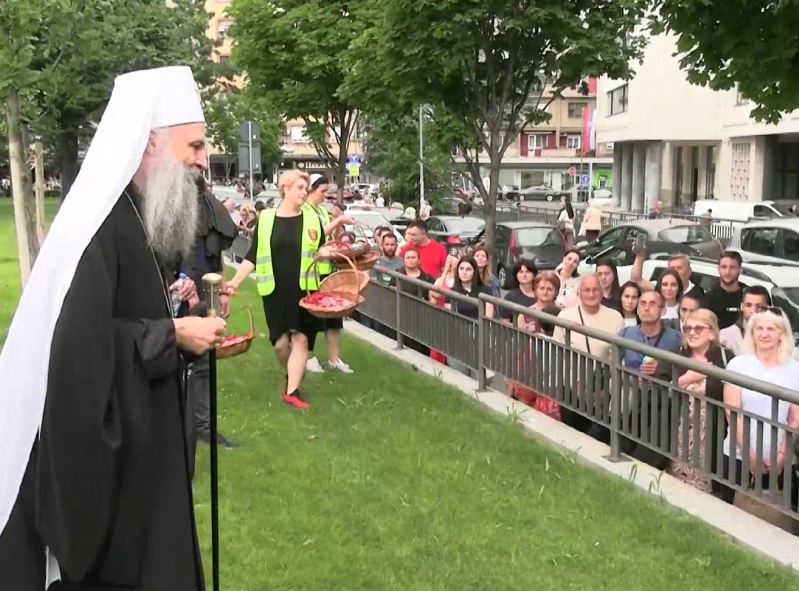 Patrijarh Porfirije blagoslovio vernike koji čekaju na poklonjenje Pojasu Presvete Bogorodice
