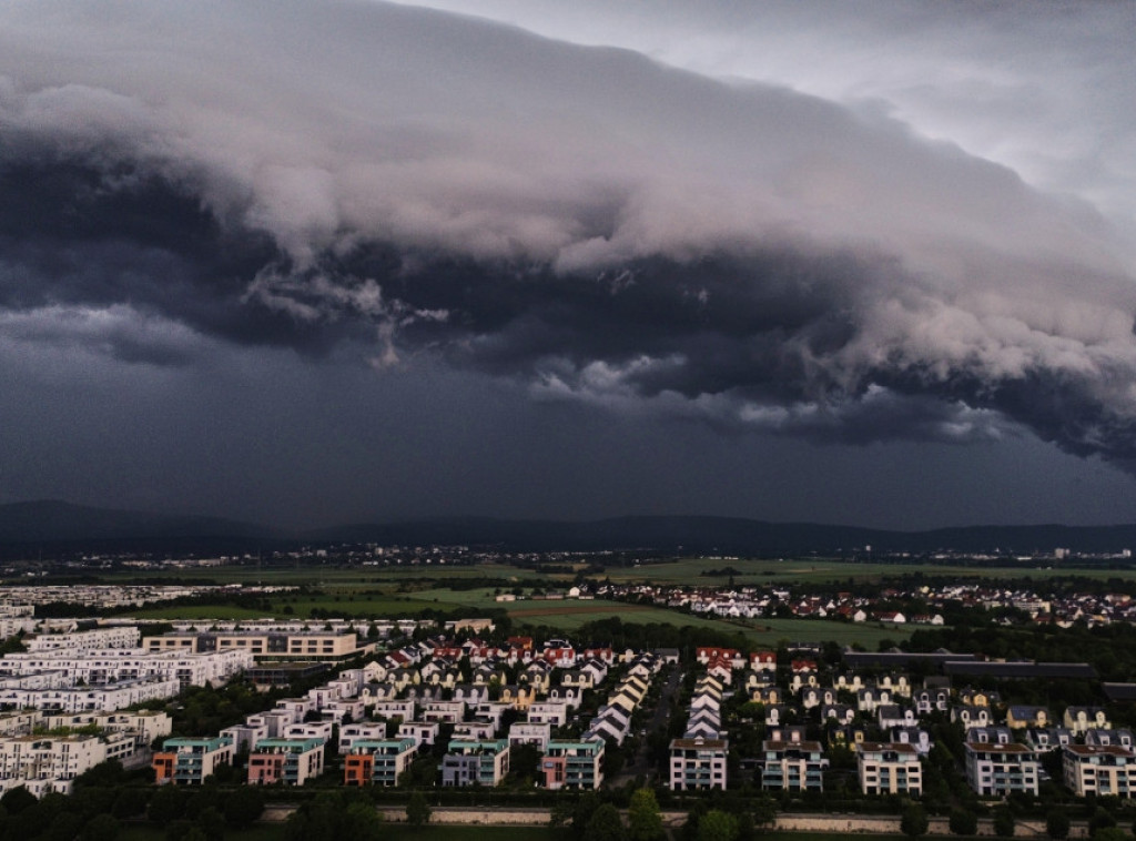 Nakon najtoplijeg meteorološkog proleća u Francuskoj izdata upozorenja na oluju