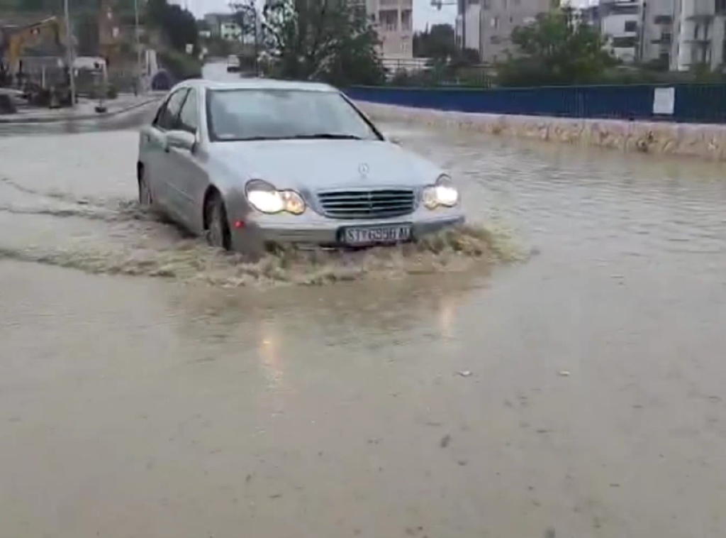 Split: Jako grmljavinsko nevreme sa obilnim padavinama uzrokovalo bujice