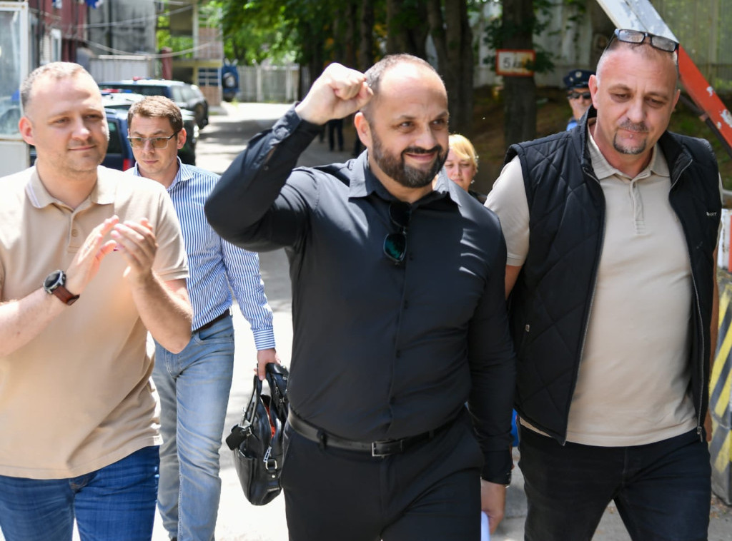 Milan Radojević: Sprovodili smo zakonite odluke opštine, Zaporožac: Policajci bili veoma grubi