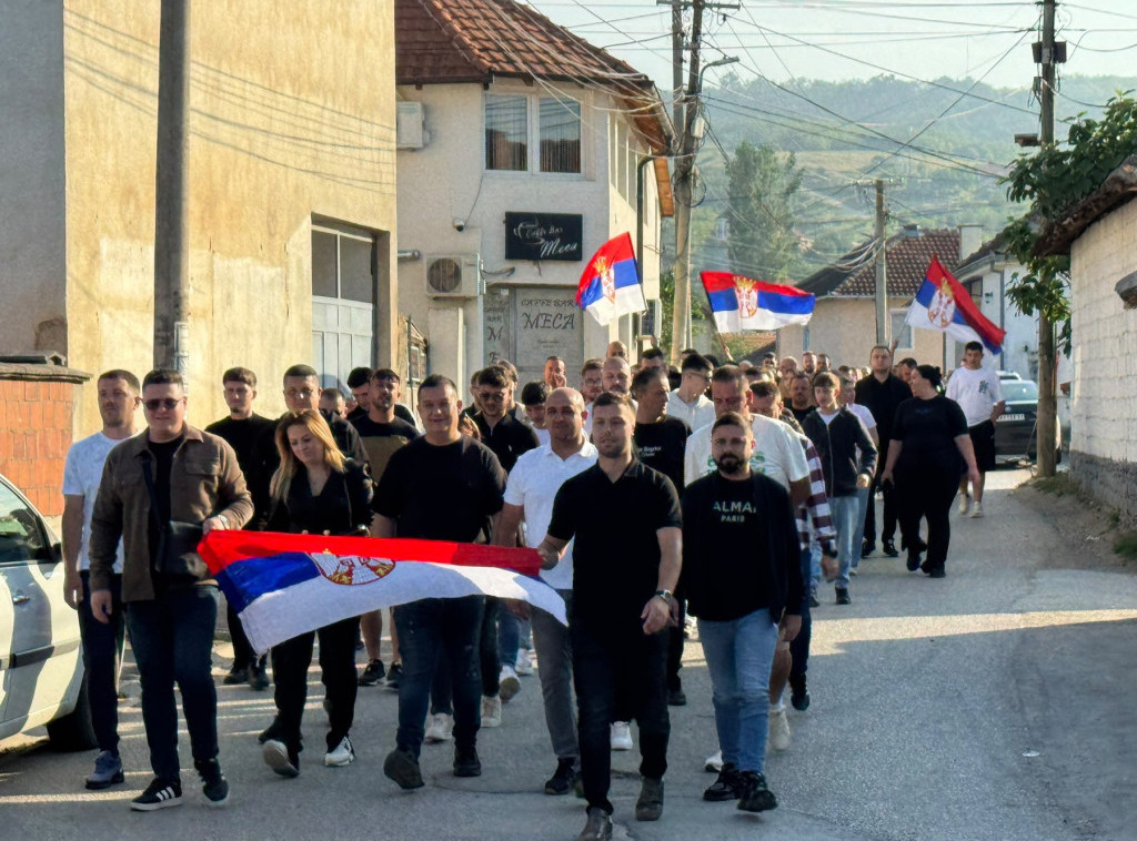 Srbi iz Kosovskog Pomoravlja zajedno na glasanje, sa srpskim trobojkama
