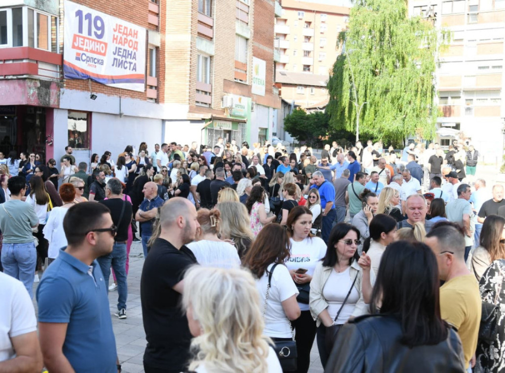 Na biračkim mestima u severnom delu Kosovske Mitrovice veliki broj građana čeka da glasa