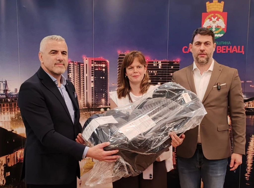 Opština Savski venac i AMSS podelili roditeljima auto-sedišta za decu