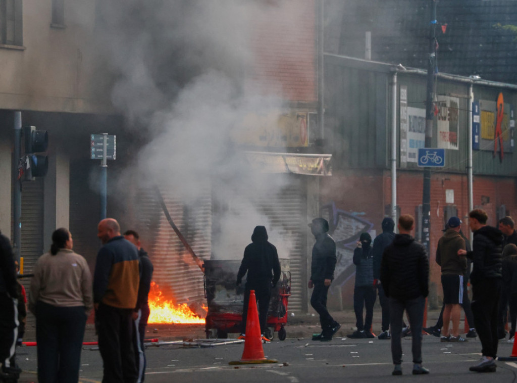 U Belfastu nasilni antiimigrantski protesti, demonstranti palili kuće i automobile