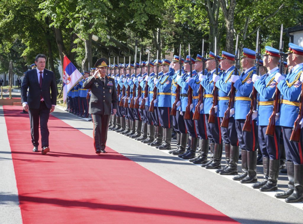 Gašić sa ministrom odbrane Azerbejdžana o unapređenju saradnje u oblasti odbrane