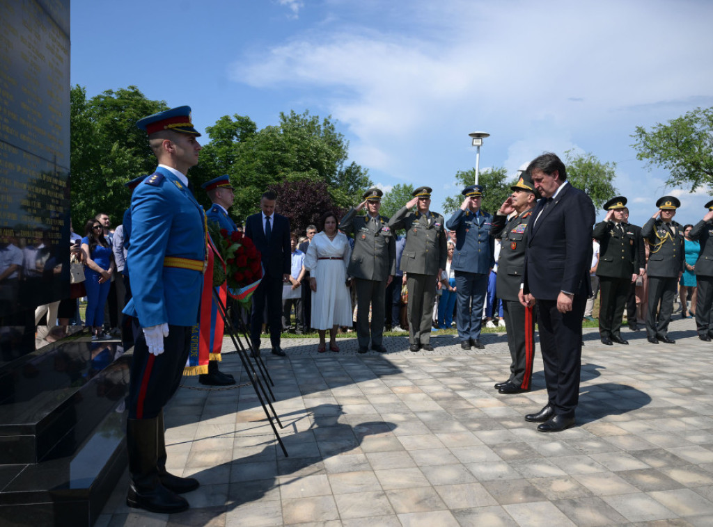 Ministri odbrane Srbije i Azerbejdžana položili vence u Spom