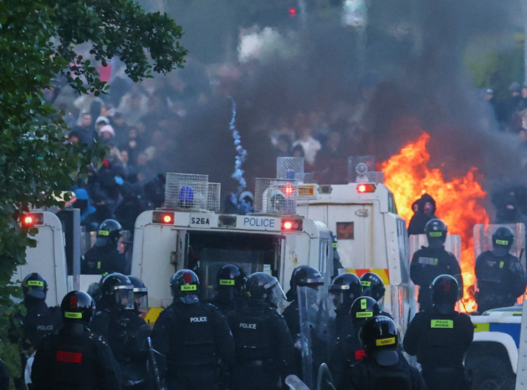 Policija vodenim topovima rasterala demonstrante tokom protesta u Severnoj Irskoj