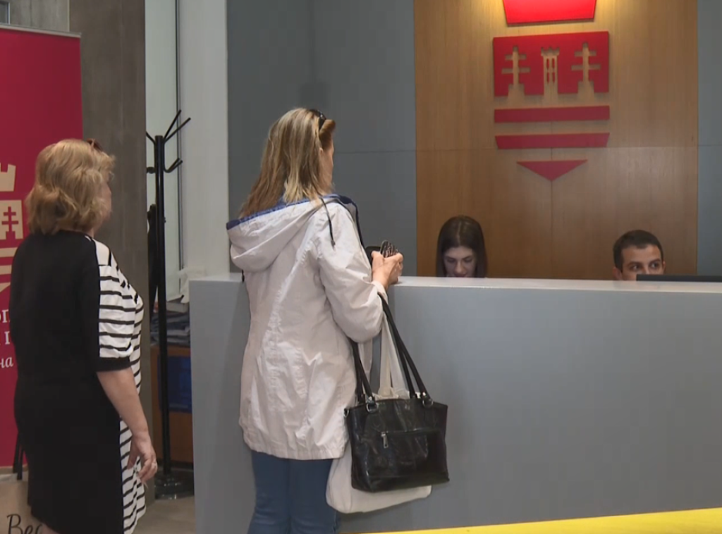 U Uslužnom centru Gradske opštine Stari grad počelo izdavanje kartica za bazene