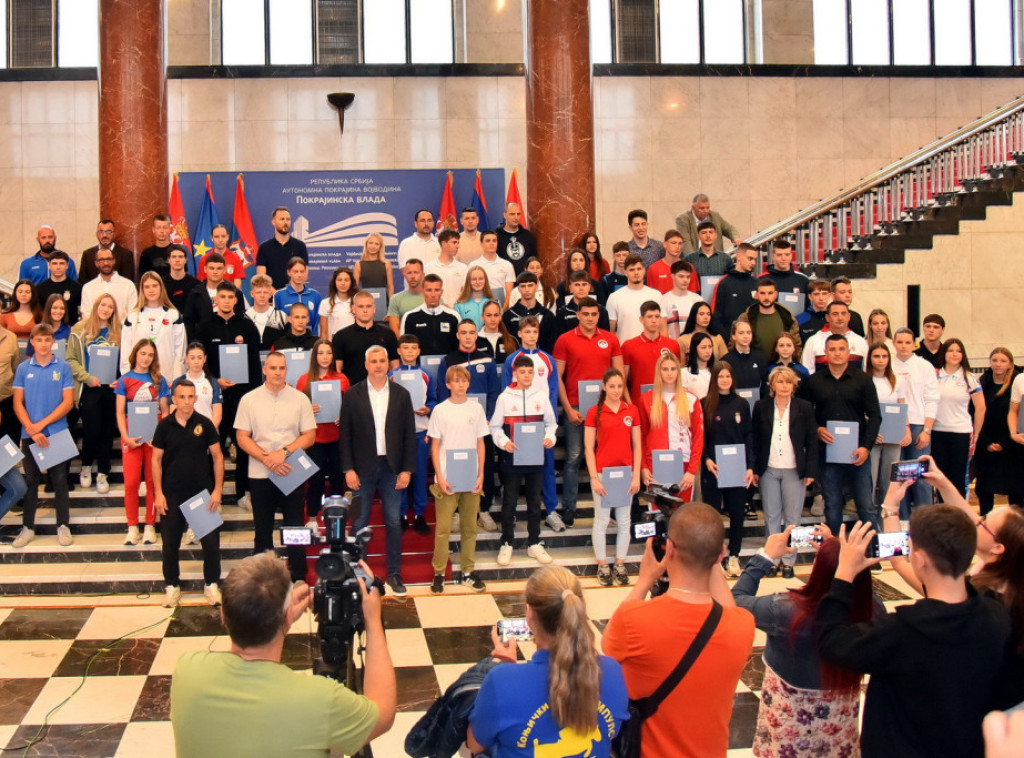 Dane Basta uručio ugovore o stipendiranju 85 mladih sportista i 24 trenera