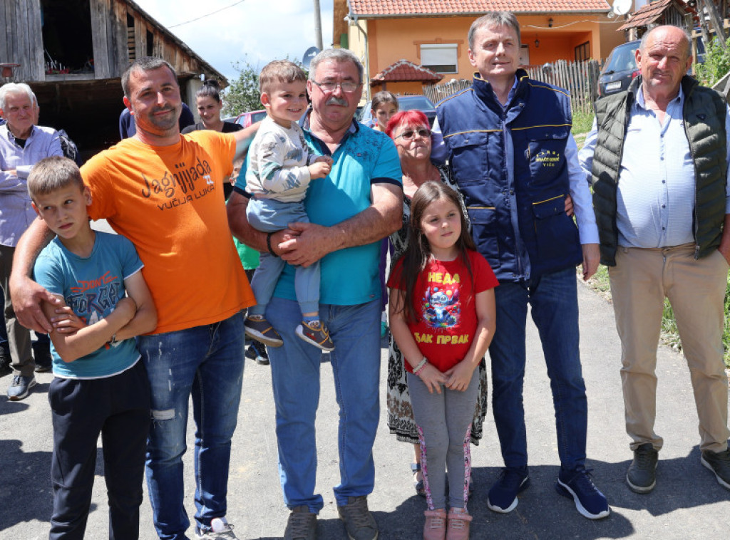 Glišić obišao dragačevsko selo Viča: Država ispunjava obećanja o putnoj infrastrukturi