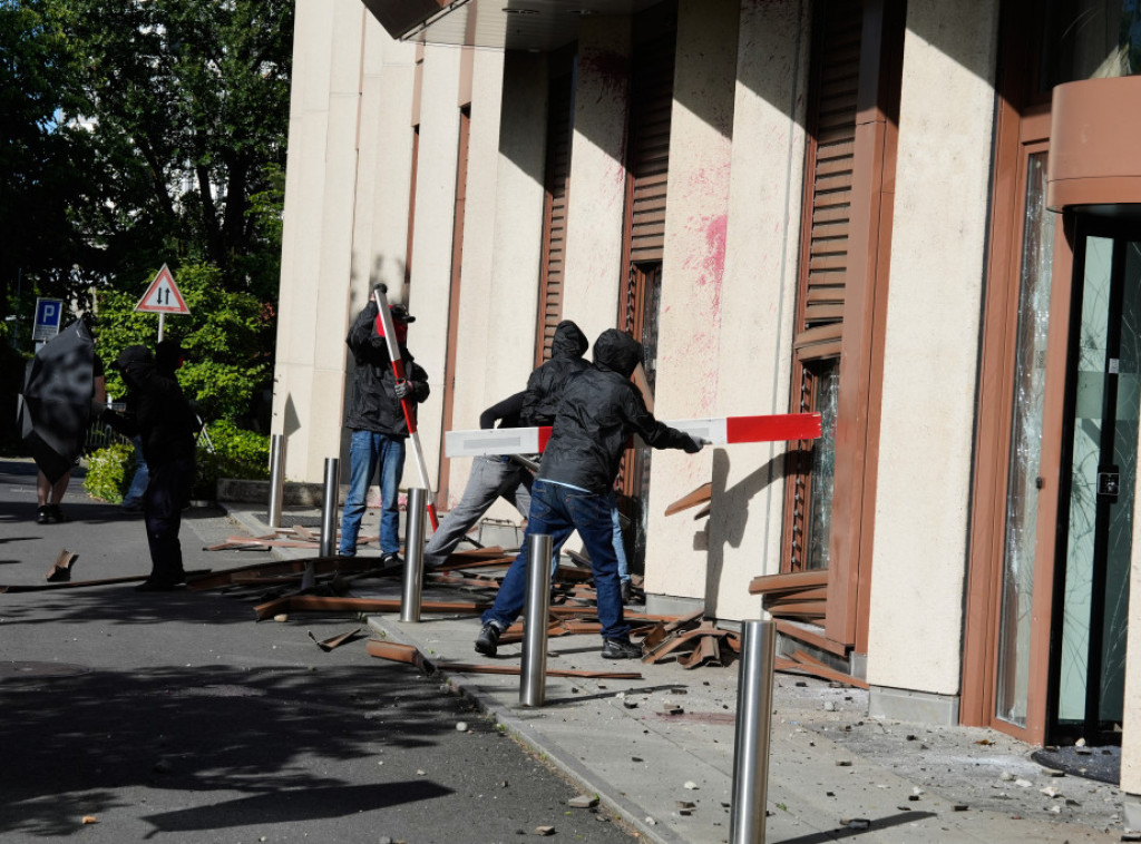 Švajcarska policija ispalila suzavac na demonstrante protiv G7 u Ženevi