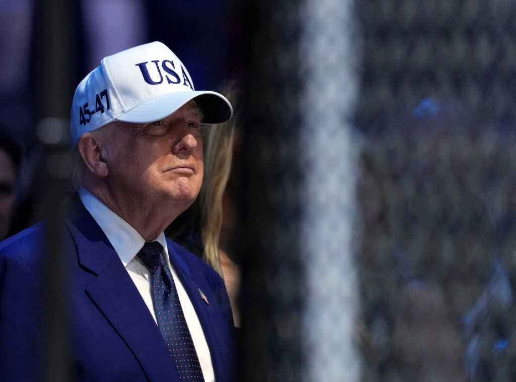CNN: Tramp se osmehnuo na opasku da je Mišel Obama muškarac