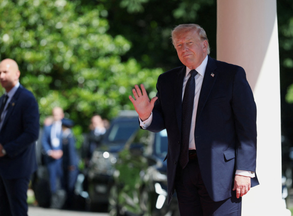 Tramp doputovao u Evijan le Ben na samit G7