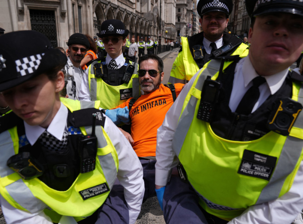 London: Demonstranti pred sudom nezadovoljni zabranom grupe Palestine Action
