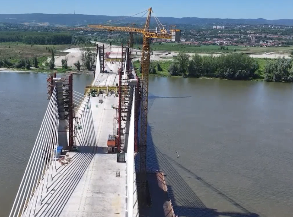 Spojena glavna mostovska konstrukcija na mostu u Novom Sadu u okviru Fruškogorskog koridora