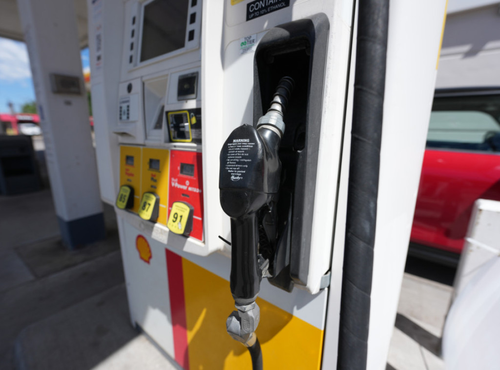 Cene benzina u SAD pale ispod četiri dolara po galonu