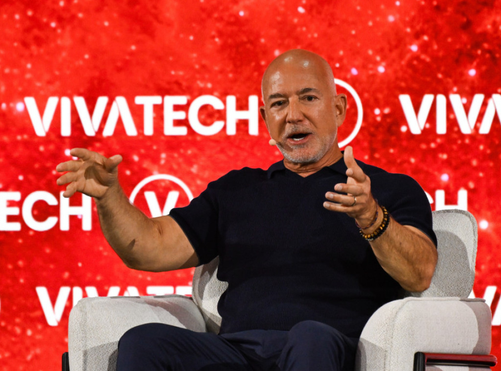 Bezos: AI će u budućnosti stvoriti više radnih mesta nego što će ih ukinuti