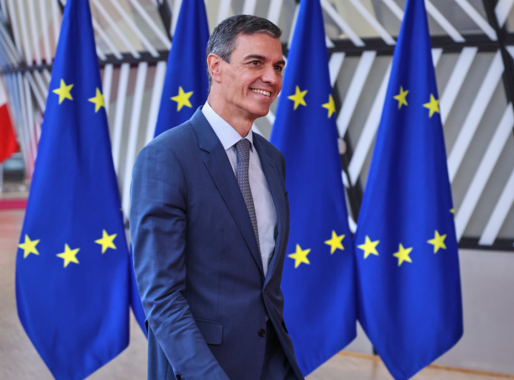 Sančez i Makron stali uz Meloni posle Trampovih tvrdnji da ga je molila da se slikaju