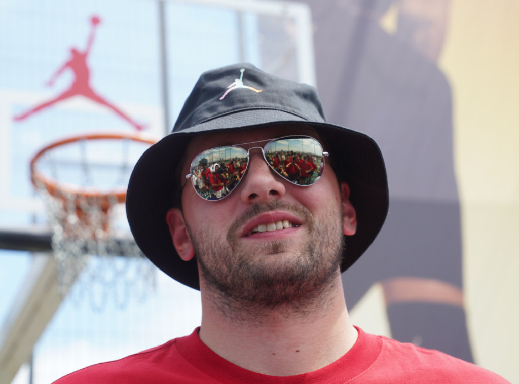 Luka Dončić stigao u Beograd, navijači ga dočekali u TC "Galerija"