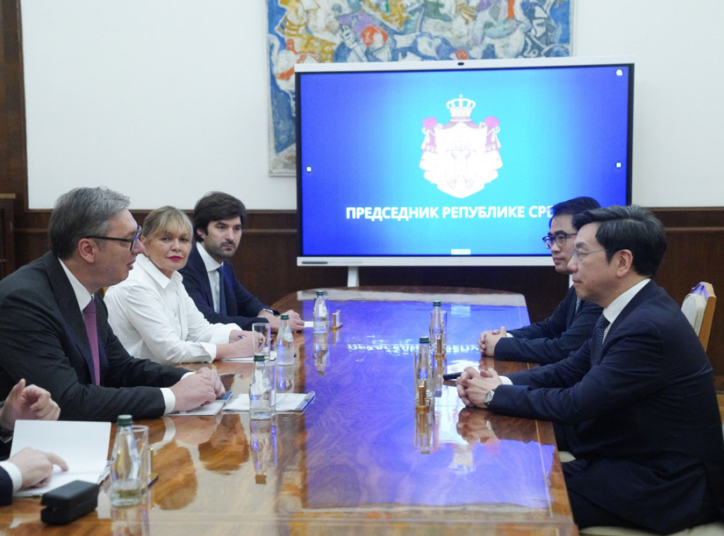 Vučić sa Kaj-Fu Lijem, jednim od vodećih kineskih stručnjaka za veštačku inteligenciju