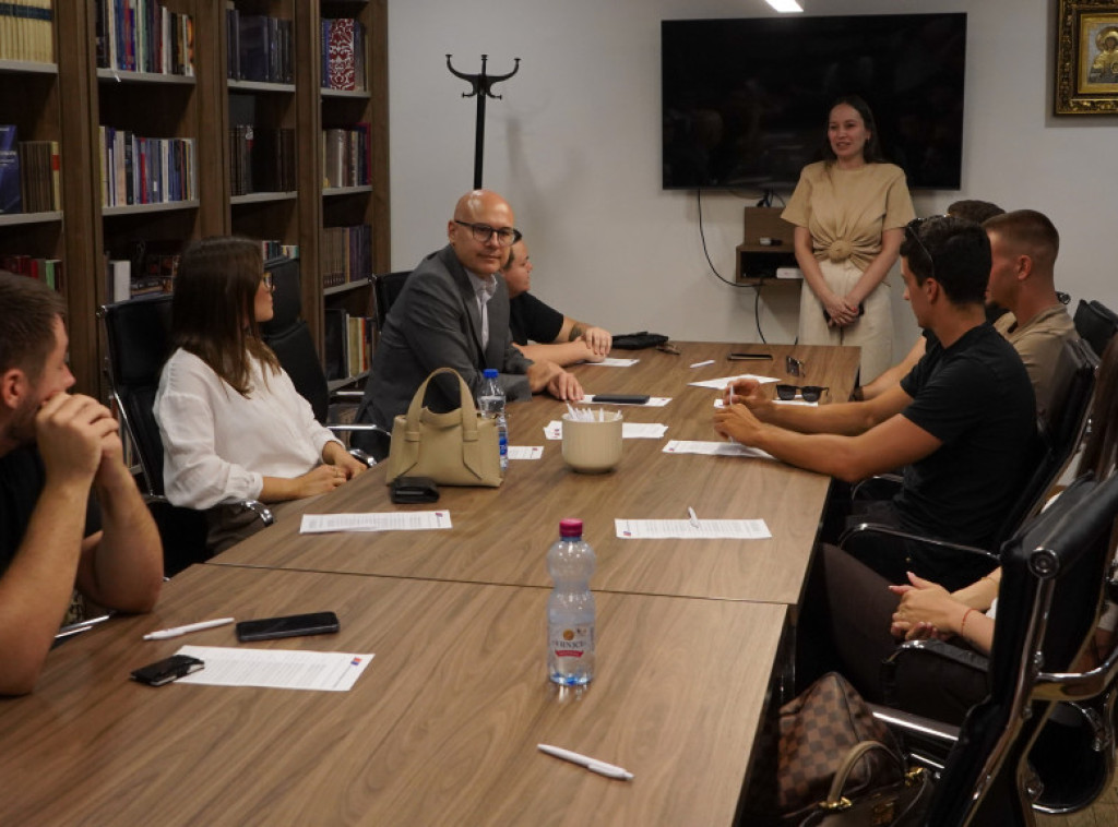 Vučević sa mladim članovima SNS: Kod nas ima mesta za sve koji vole slobodarsku Srbiju