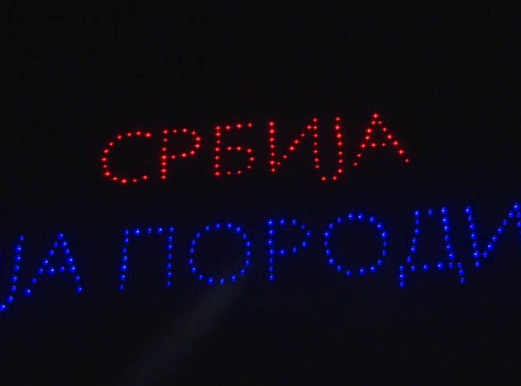 Iznad Skupštine u Beogradu održan "Dron show" kojom je najavljen skup Srbija moja porodica