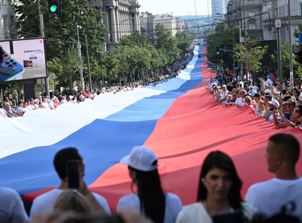 Učesnici skupa Srbija jedna porodica poneli najveću srpsku zastavu ka Skupštini