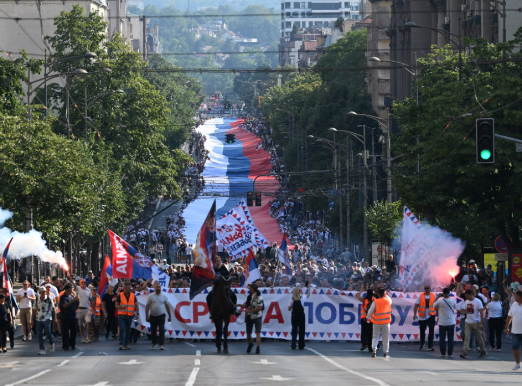 Učesnici skupa "Srbija jedna porodica" poneli najveću srpsku zastavu ka Skupštini