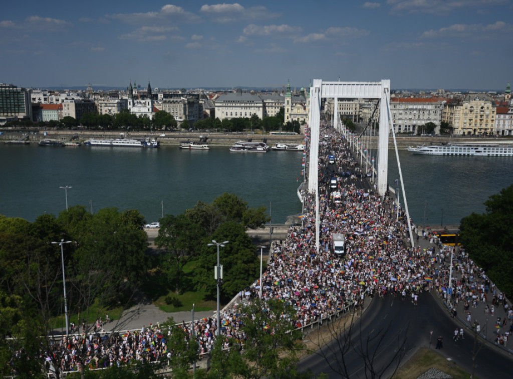 Više od 10.000 ljudi na prvom Prajdu u Budimpešti posle poraza Orbana