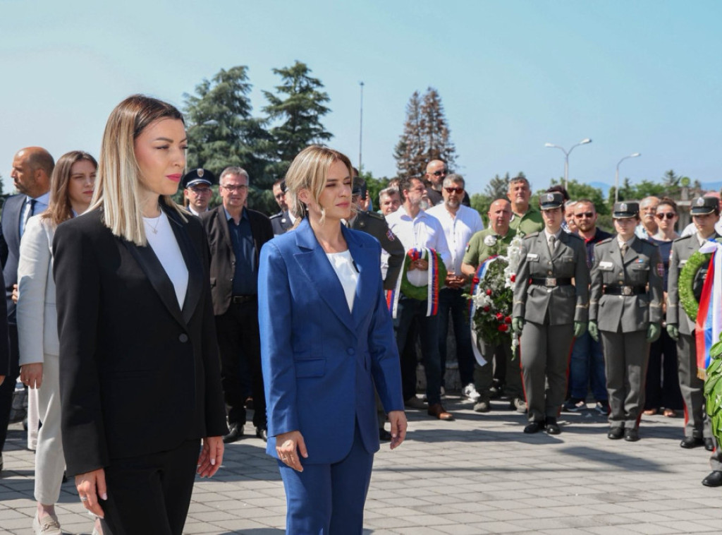 Adrijana Mesarović i Milica Đurđević Stamenkovski položile venac na Spomenik svetom knezu Lazaru u Ćupriji