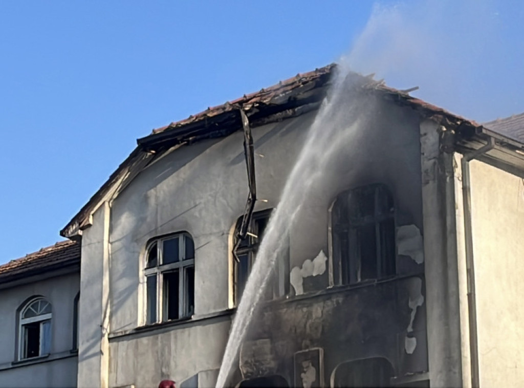 Čačak: Požar zahvatio zgradu stare mlekare, vatrogasci na terenu