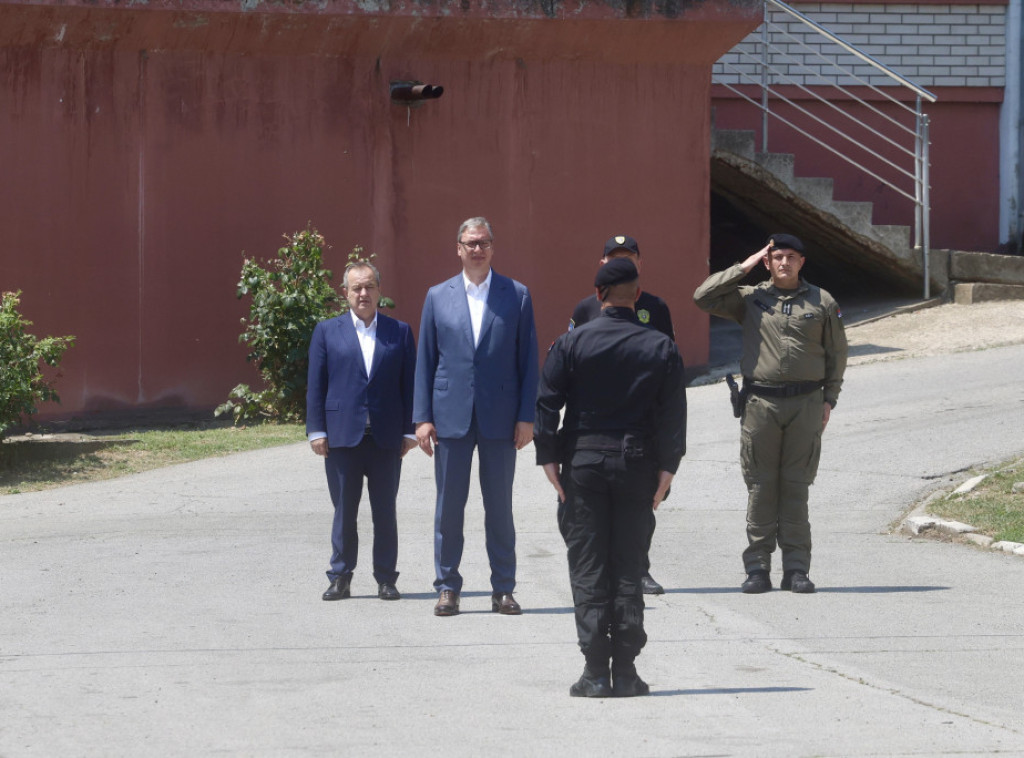 Vučić: Važno da policajci na terenu imaju veće plate od onih u kancelarijama