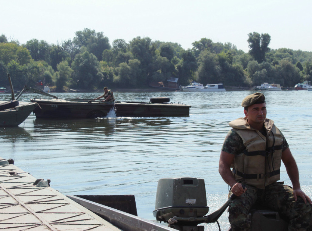 Vojska Srbije postavila pontonski most do Velikog ratnog ostrva