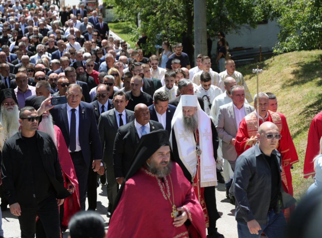 Bratunac: Litija krenula od Hrama ka groblju, predvodi je patrijarh Porfirije
