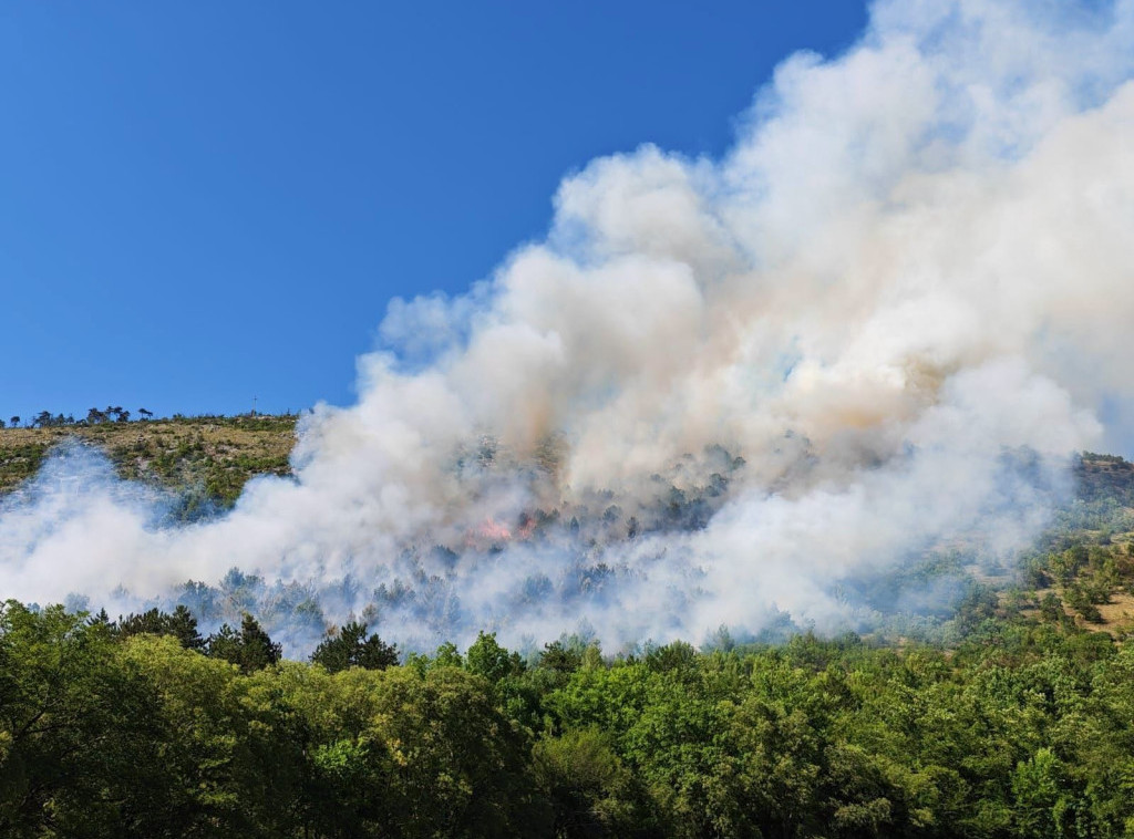 Vatrogasci se bore da obuzdaju dva požara u zapadnoj Sloveniji