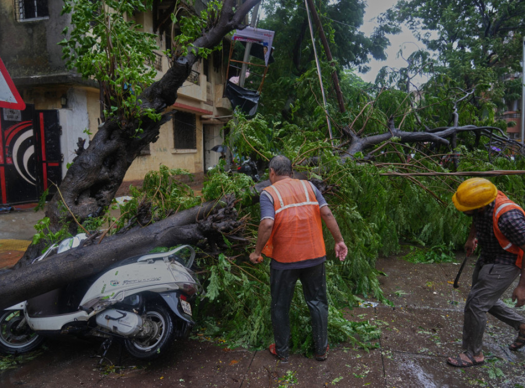 Indija: Zbog kiša u Mumbaiju srušilo se nekoliko zgrada, poginulo najmanje šest osoba