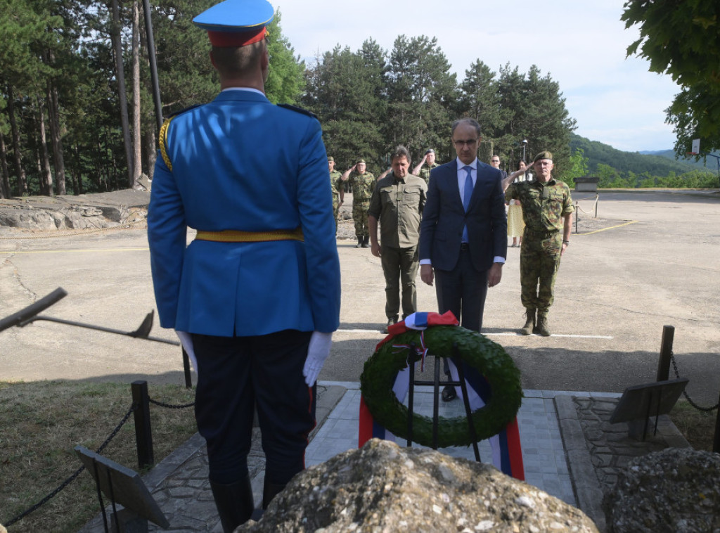Položen venac na spomenik stradalim pripadnicima vojske tokom NATO agresije